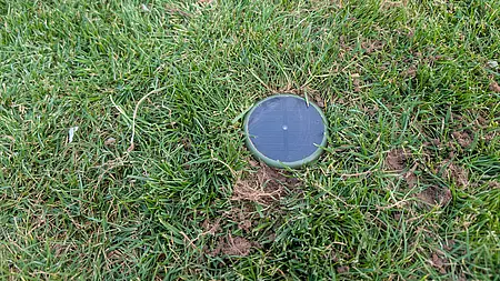 FYTA Terra bündig im Rasen versenkt, Solarzelle auf Grasnarbenhöhe