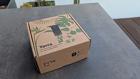 Verpackung des FYTA Terra mit Aufdruck The All-In-One Fitness Tracker for Your Outdoor Plants