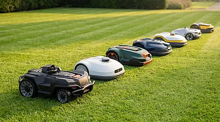 Mähroboter auf einer grünen Wiese - Symbolbild
