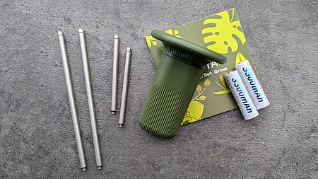 Sensor in Matcha green, zwei Paar Sondenstäbe in unterschiedlicher Länge und zwei AA-Akkus mit 3300 mAh